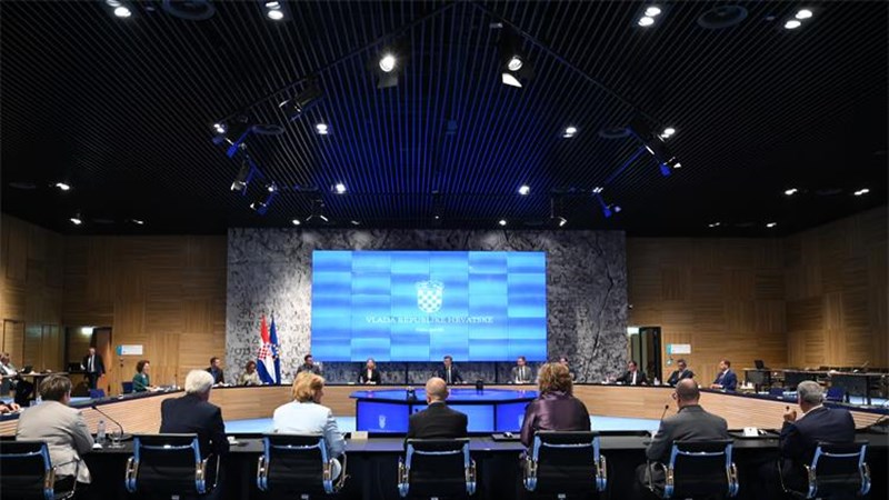 Od lipnja rastu plaće za 219.000 službenika u državnim i javnim službama